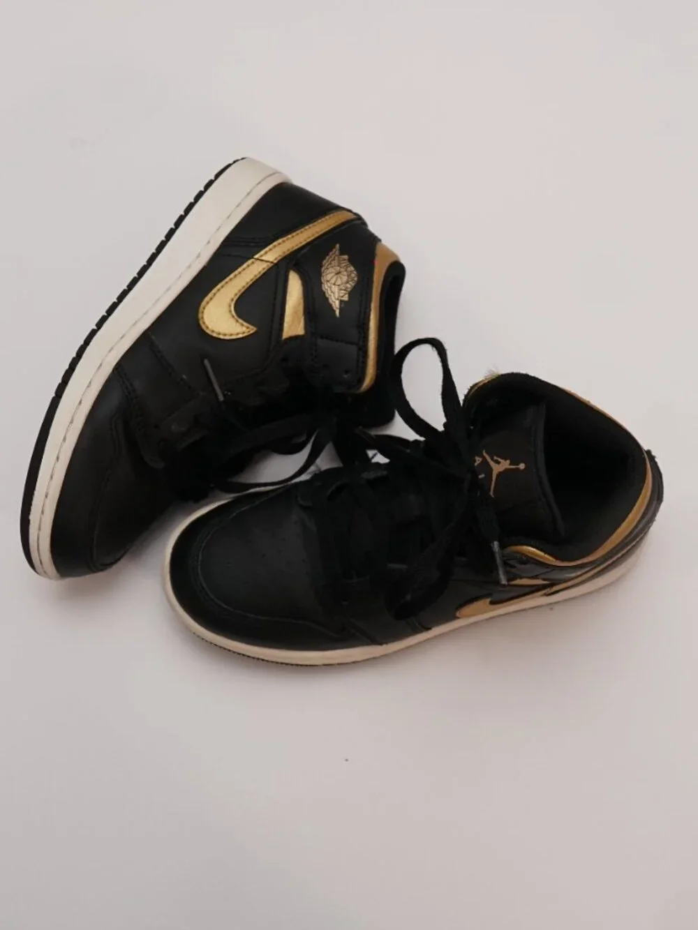 Nike Boys Air Jordan 1 Mid DQ8424-071 Black Gold-Tone Sneaker Size 3Y